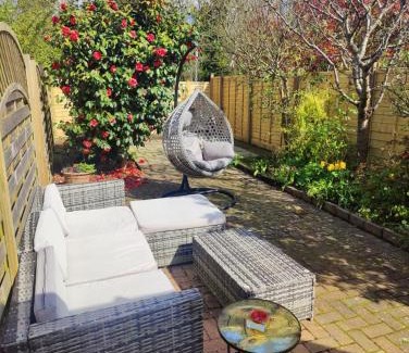 Cooden Apartment | Beautiful Bexhill Cottage with garden 3 mins walk to beach