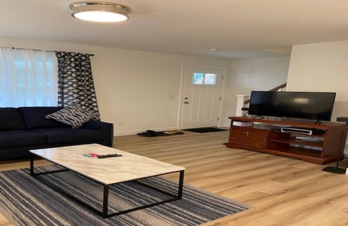 Warwick House | Beautiful brand new 2 bedroom Duplex near Oakland Beach