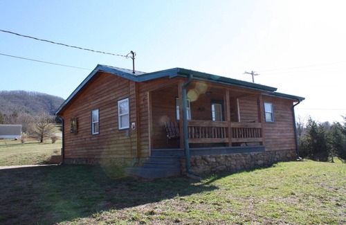 Elizabethton Cabin | Beautiful Cabin on a hill with scenic view