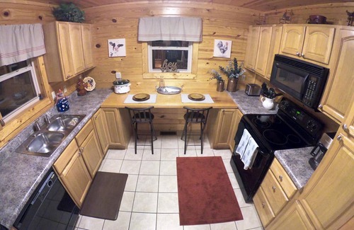 Gatlinburg - Pigeon Forge Apartment | Beautiful Cabin w hot tub Sauna Pool Table