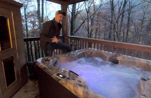 Gatlinburg - Pigeon Forge Apartment | Beautiful Cabin w hot tub Sauna Pool Table