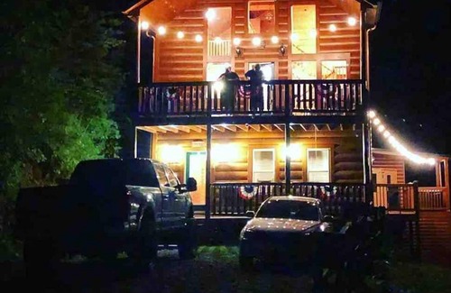 Gatlinburg - Pigeon Forge Apartment | Beautiful Cabin w hot tub Sauna Pool Table