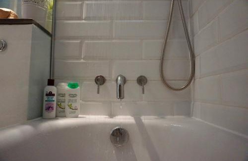 North Kensington Apartment | Beautiful Canalside 1-Bedroom Flat with Terrace