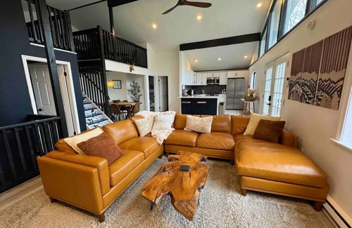 Tobyhanna Ski Chalet | Beautiful Chalet in Pocono Mountains, Hot Tub, Fire Pit, Lake, Pool & Skiing!