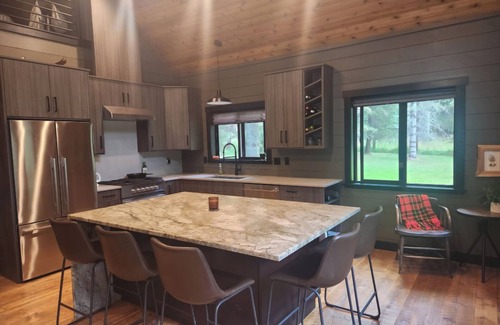 Kellogg Cabin | Beautiful Coeur d'Alene River Waterfront Cabin