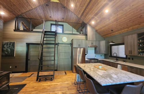 Kellogg Cabin | Beautiful Coeur d'Alene River Waterfront Cabin