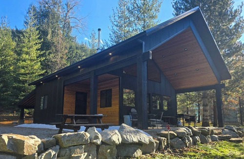 Kellogg Cabin | Beautiful Coeur d'Alene River Waterfront Cabin