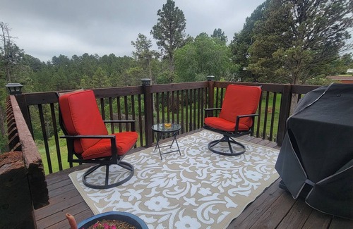 Colonial Pine Hills Cabin | Beautiful & Comfy CABIN Retreat with abundant wildlife, WIFI and AC