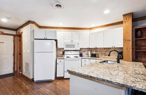 White Oak Lodge Condo | Beautiful Condo, Centrally Located in a Family Friendly Resort