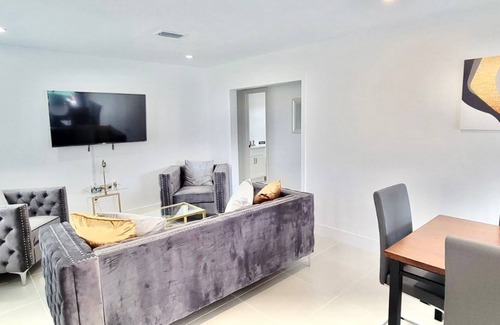 West Hollywood House | Beautiful Corner Home 3BRs with Pool and Hot Tub