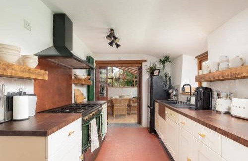 Chilcompton House | Beautiful Cottage nr Mendip Hills Private Parking