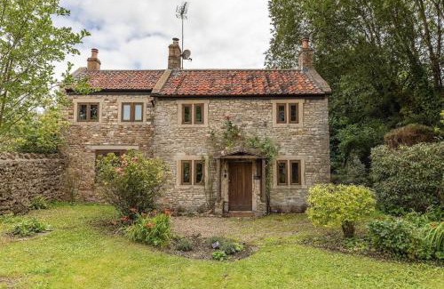 Chilcompton House | Beautiful Cottage nr Mendip Hills Private Parking
