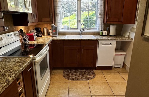 Three Rivers Cottage | Beautiful Cottage near Sequoia with EV charger, fireplace