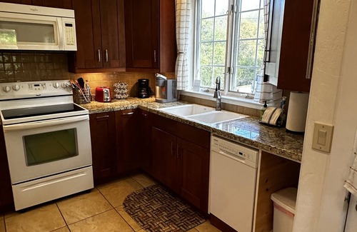 Three Rivers Cottage | Beautiful Cottage near Sequoia with EV charger, fireplace