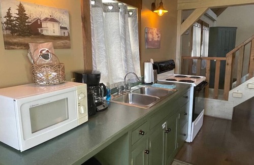 Millersburg Cottage | Beautiful Cottage With Seasonal Pool Hot Tub