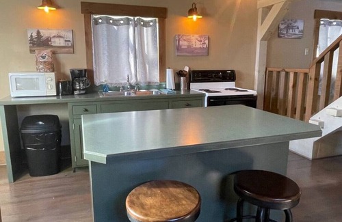 Millersburg Cottage | Beautiful Cottage With Seasonal Pool Hot Tub