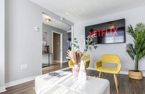 Longueuil Cottage | Beautiful Cottage within Walking Distance to the Metro and Free Parking
