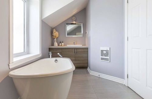 Longueuil Cottage | Beautiful Cottage within Walking Distance to the Metro and Free Parking