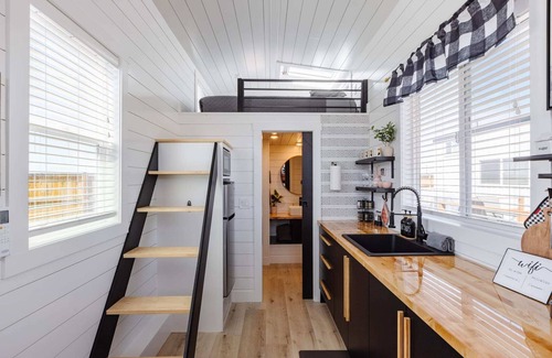 Apple Valley Apartment | Beautiful Dana Blue Tiny Home with Private Hot Tub