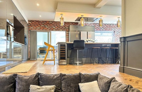 Northenden House | Beautiful Detached Villa - Jacuzzi Bath - Parking