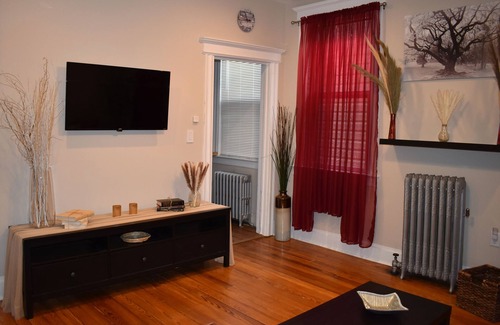 South Orange Apartment | Beautiful downtown 1 bedroom apt - 4 min walk to NYC train - parking on premises