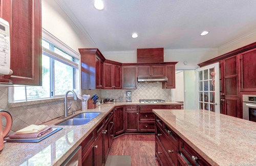 Dunbar House | Beautiful Dunbar 3600 sq ft Home : Perfect Location, Three King Beds, large Yard