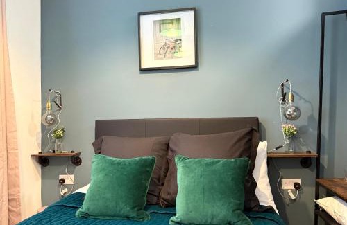 Spitalfields Apartment | Beautiful En-suite room by Hostara Homes