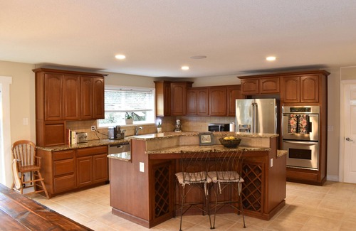 Gaston House | Beautiful Entire Home with Decks and Theater in Premiere Oregon Wine Country