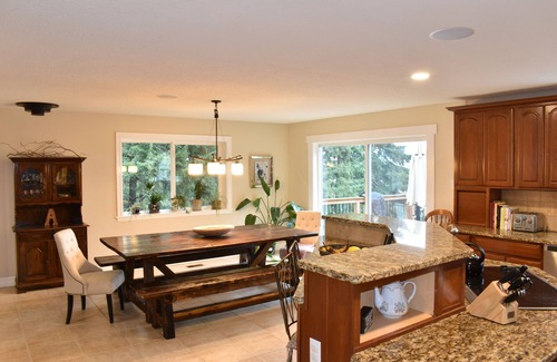 Gaston House | Beautiful Entire Home with Decks and Theater in Premiere Oregon Wine Country
