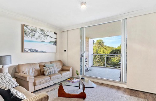 Gosford Apartment | Beautiful Family Retreat with Large Balcony & Pool