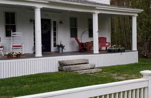 Edgecomb House | Beautiful farmhouse on the Boothbay Peninsula! Leaf peeping and Gardens Aglow!