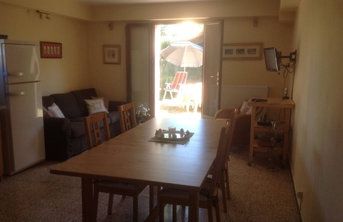 Marseillan Apartment | Beautiful garden apartment with a gated driveway in the village of Marseillan