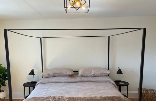 Glebe Apartment | Beautiful Glebe 2 story apartment with 2 parking spots