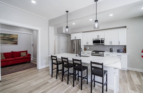 Greenville House | Beautiful Green-Door Brownstone - Entire Apartment