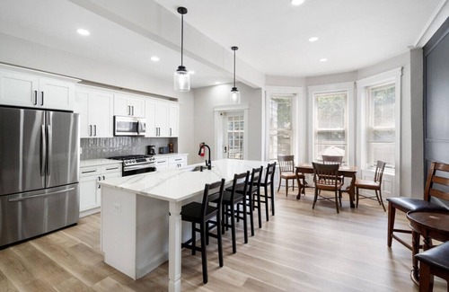 Greenville House | Beautiful Green-Door Brownstone - Entire Apartment