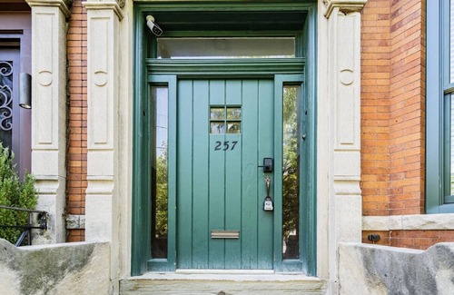 Greenville House | Beautiful Green-Door Brownstone - Entire Apartment