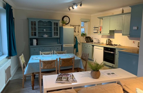 Wadebridge Apartment | Beautiful ground floor apartment with sun terrace, garden and Hot Tub