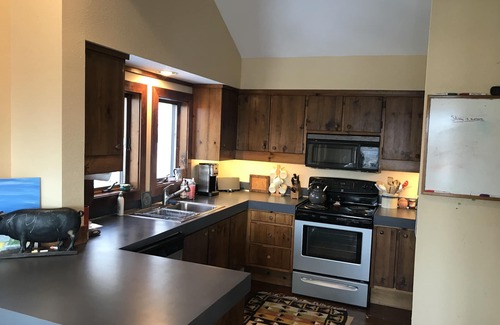 Plymouth House | Beautiful Hawk Mountain home with Mountain Views, Hot Tub and Sauna