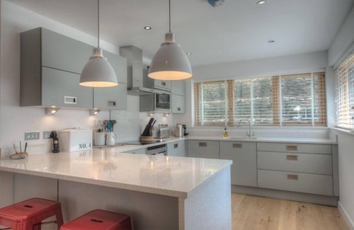 Talland House | Beautiful holiday home with hot tub, just a walk away from Talland beach.