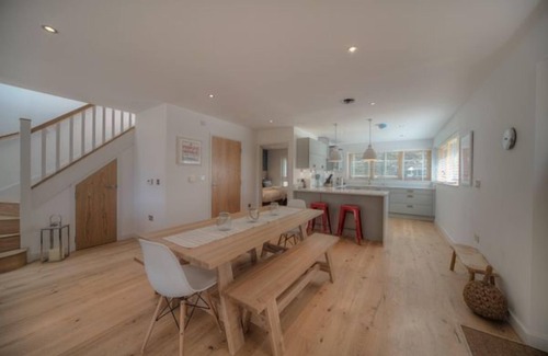 Talland House | Beautiful holiday home with hot tub, just a walk away from Talland beach.