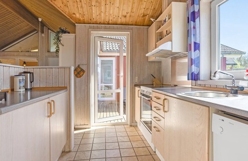 Lyngsbæk Strand House | Beautiful home in Ebeltoft with sauna