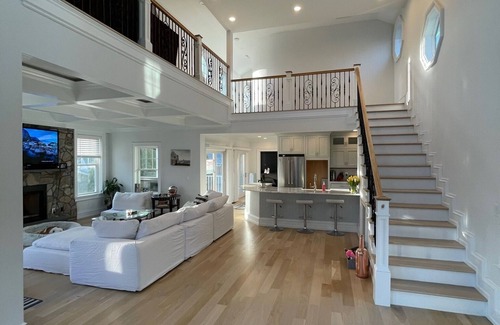 Fifth Ward House | Beautiful home in Newport walking distance to the cliff walk and Bailey’s beach,