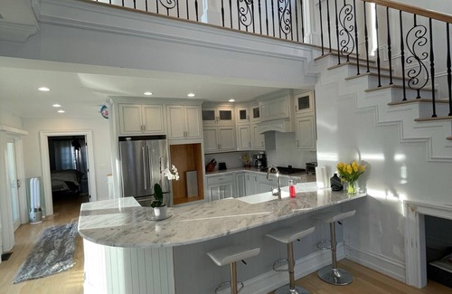 Fifth Ward House | Beautiful home in Newport walking distance to the cliff walk and Bailey’s beach,