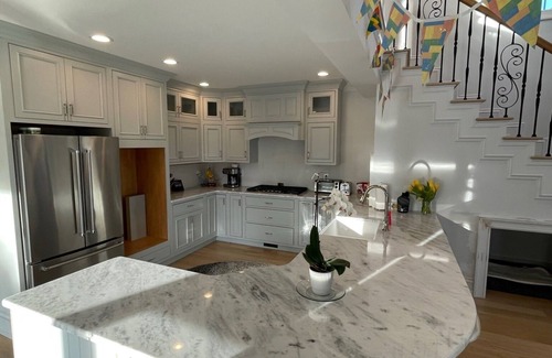 Fifth Ward House | Beautiful home in Newport walking distance to the cliff walk and Bailey’s beach,
