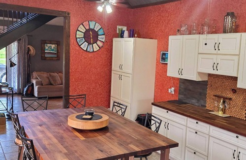 Cobden House | Beautiful home on the wine trail. Pool, cooks kitchen, incredible master suite