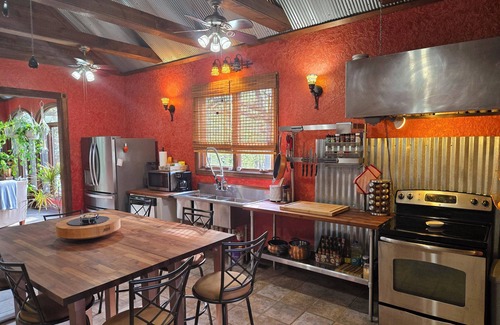 Cobden House | Beautiful home on the wine trail. Pool, cooks kitchen, incredible master suite