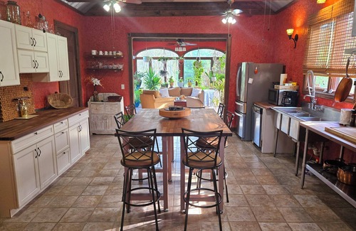 Cobden House | Beautiful home on the wine trail. Pool, cooks kitchen, incredible master suite