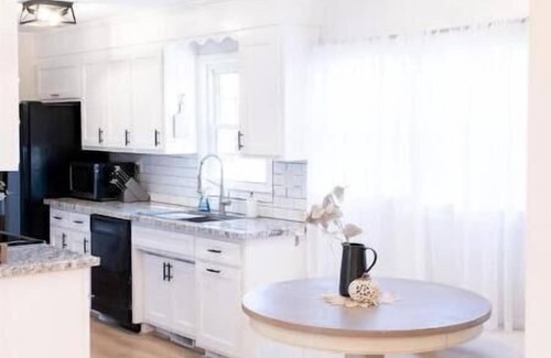 Taylors House | Beautiful Home. W/Hot Tub. Open Floor Plan.