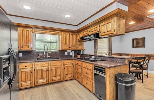 Conroe House | Beautiful Home w/Pool & Separate Guesthouse on 6 Acres