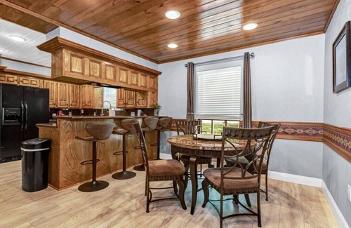 Conroe House | Beautiful Home w/Pool & Separate Guesthouse on 6 Acres